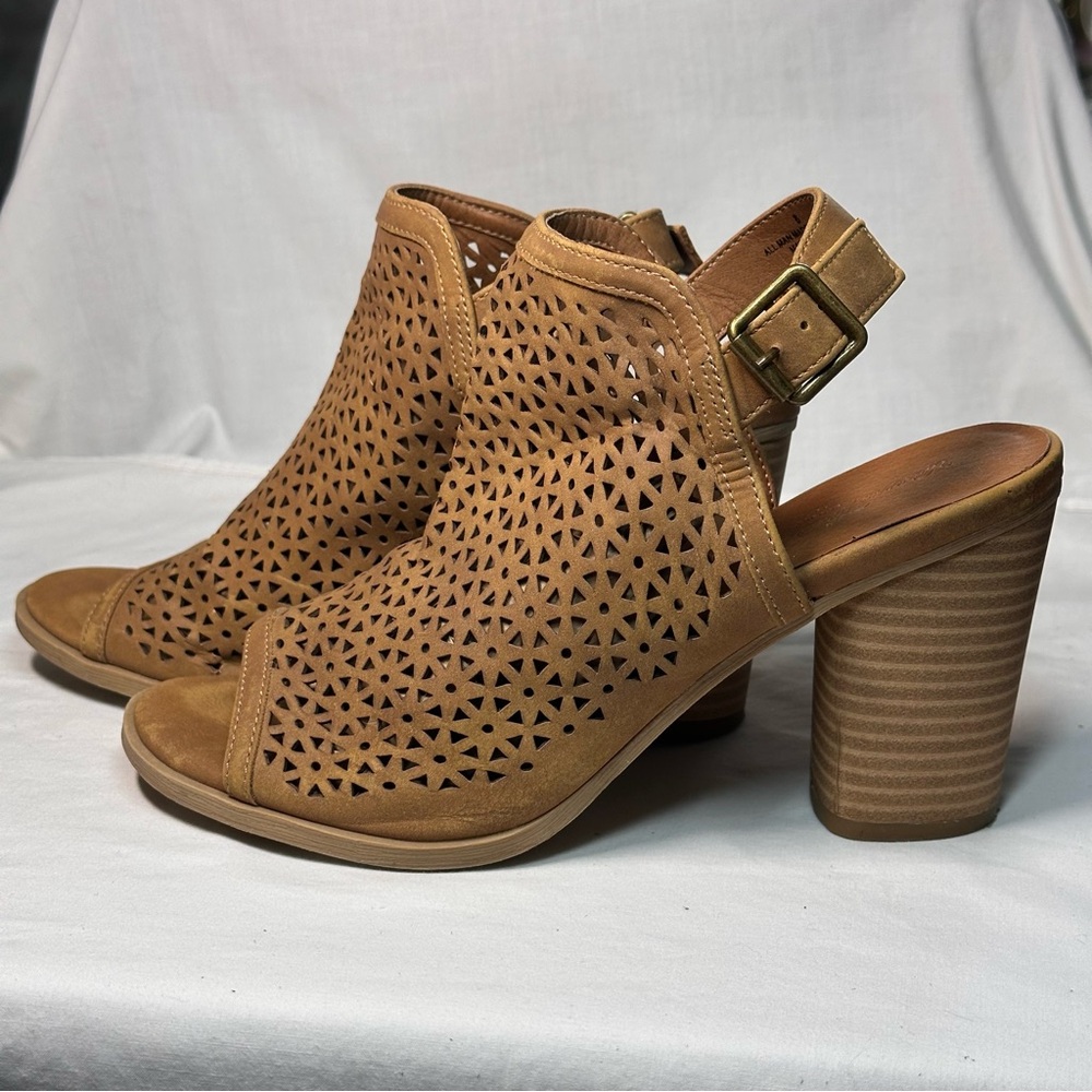 Universal Thread Brown Perforated Block Heel Sandals